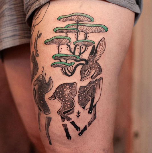 Całodniowa Sesja 6h - Luiza Kwiatkowska - Tatuaż jelenia z króliczymi uszami i drzewami, artystyczny styl, organiczny motyw, eco papier, plakat artysty. - tattoo