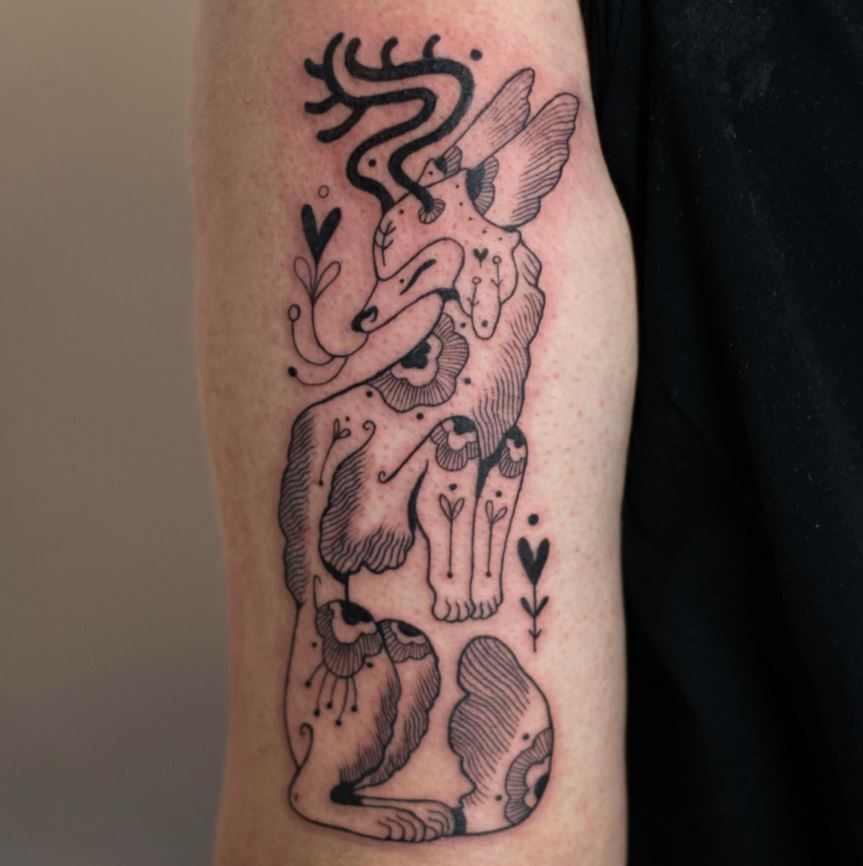 Totemowy Lisek 5 - Luiza Kwiatkowska - Artystyczny tatuaż lisa z totemowymi wzorami wykonany w czerni na ramieniu, organiczny styl, eco paper design. - digital, totem