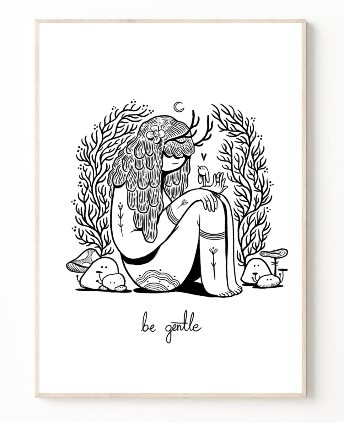 Plakat Be Gentle - Luiza Kwiatkowska - Plakat artystyczny na ekologicznym papierze organicznym z czarno-białą ilustracją kobiety i napisem "be gentle". - plakat, print
