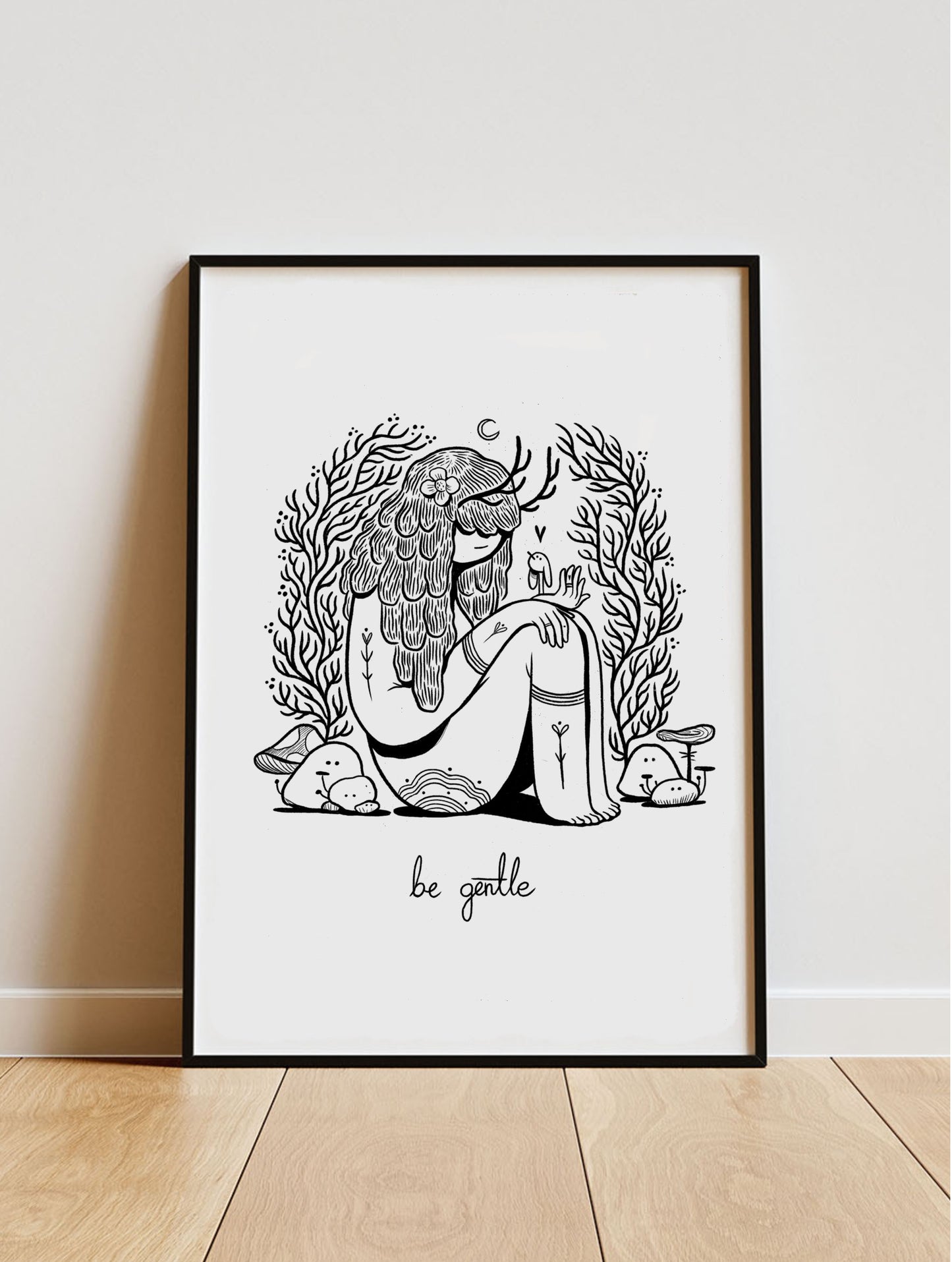 Plakat Be Gentle - Luiza Kwiatkowska - Plakat artystyczny na ekologicznym papierze, czarno-biały rysunek kobiety z jeleniem, napis „be gentle”. - plakat, print