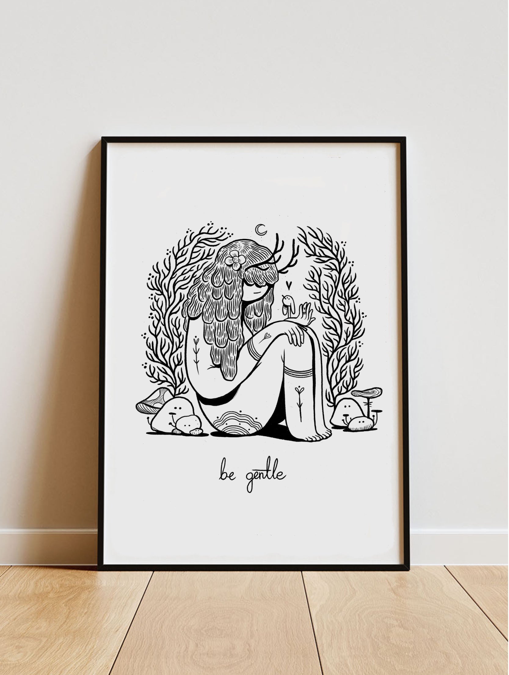 Plakat Be Gentle - Luiza Kwiatkowska - Plakat artystyczny na ekologicznym papierze, czarno-biały rysunek kobiety z jeleniem, napis „be gentle”. - plakat, print