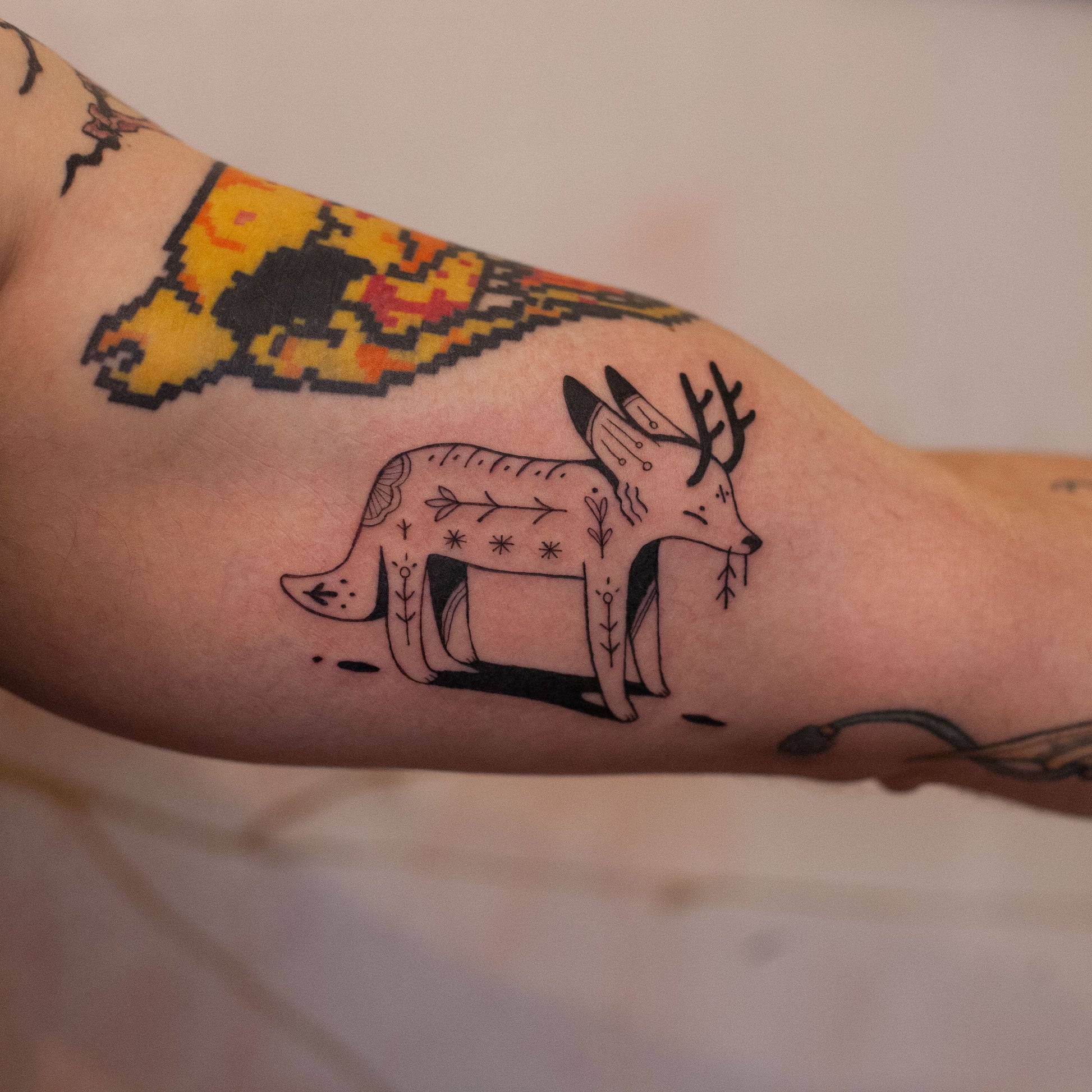 Mały Wzór (do 12 cm) - Luiza Kwiatkowska - Minimalistyczny tatuaż jelenia, czarna linia, organiczny, artystyczny wzór, precyzyjny, eco paper poster. - tattoo
