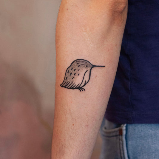Wzór Mini (do 5cm) - Luiza Kwiatkowska - Minimalistyczny tatuaż ptaka na przedramieniu, czarne kontury, organiczny artystyczny wzór. - tattoo