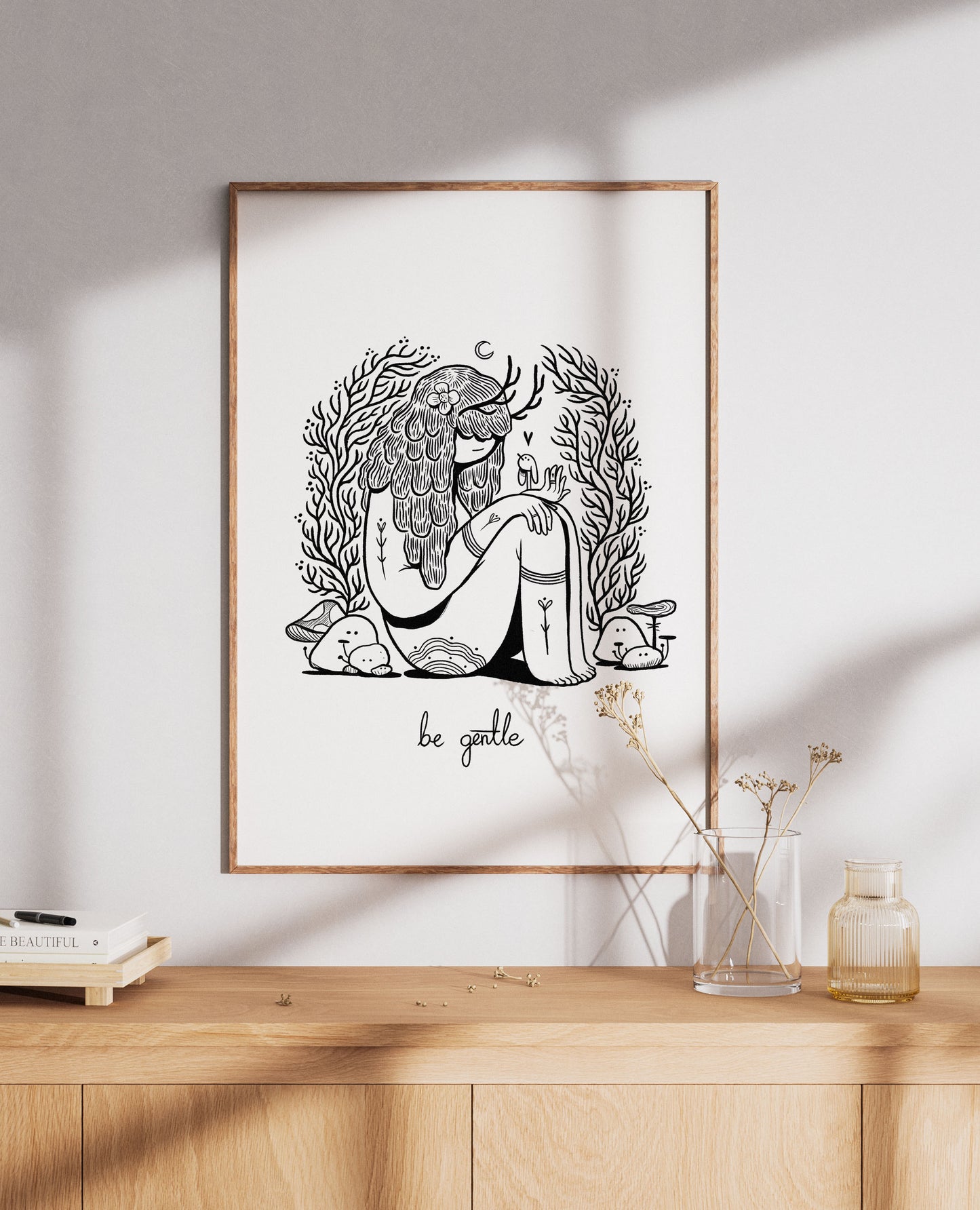 Plakat Be Gentle - Luiza Kwiatkowska - Artistic poster on eco, organic paper with minimalist black line drawing and "be gentle" text, framed on wooden wall. - plakat, print