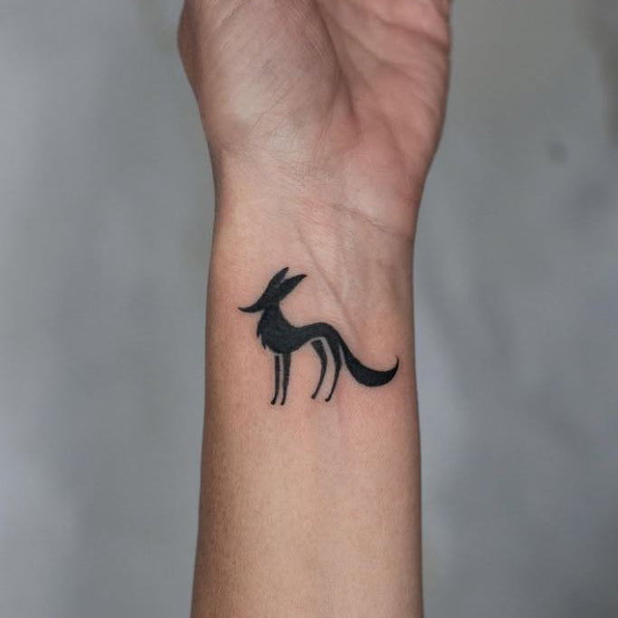 Wzór Mini (do 5cm) - Luiza Kwiatkowska - Czarna, minimalistyczna tatuażowa grafika lisa na nadgarstku, organiczny, artystyczny wzór na eco papierze. - tattoo