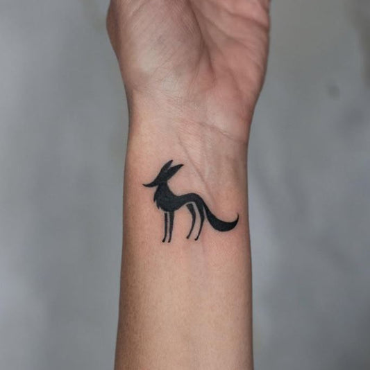 Wzór Mini (do 5cm) - Luiza Kwiatkowska - Czarna, minimalistyczna tatuażowa grafika lisa na nadgarstku, organiczny, artystyczny wzór na eco papierze. - tattoo