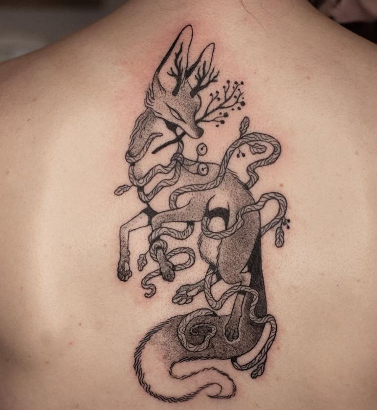 Całodniowa Sesja 6h - Luiza Kwiatkowska - Czarny tatuaż na plecach przedstawiający abstrakcyjne zwierzę z liśćmi, organiczny styl. - tattoo