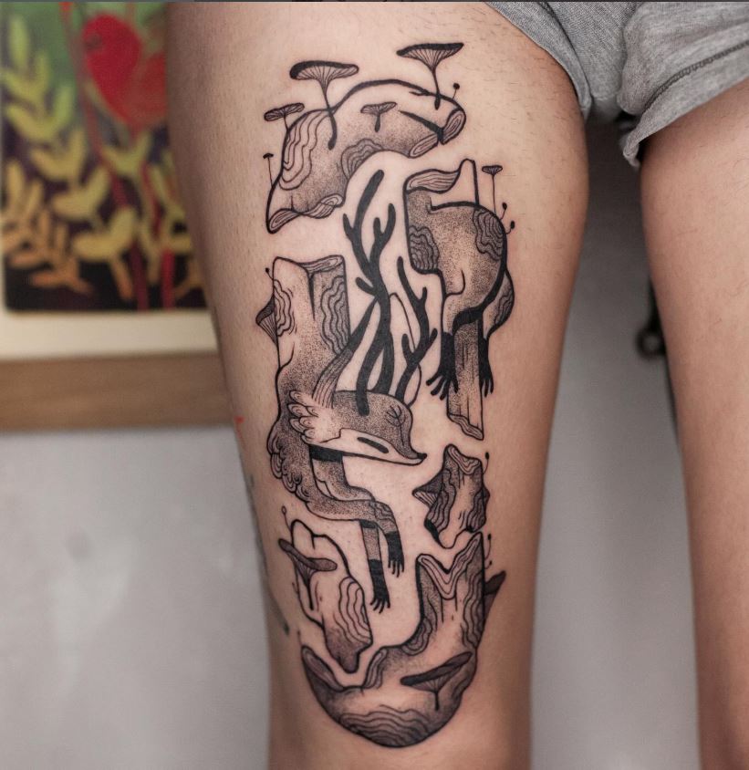 Całodniowa Sesja 6h - Luiza Kwiatkowska - Czarny tatuaż o abstrakcyjnym wzorze na udzie z organicznego, ekologicznego papieru artysty. - tattoo